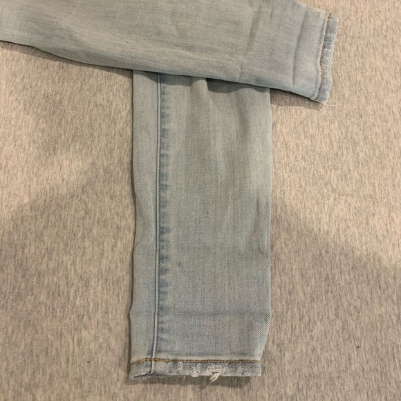 American Eagle Light Wash Ripped Jeggins - Picture 3 of 6